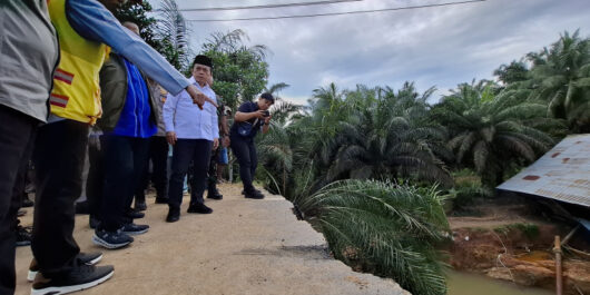 Gubernur Jambi, Al Haris, meninjau lokasi jalan lintas Sumatera yang amblas di Desa Sirih Sekapur, Kabupaten Bungo, pada Jumat (7/3/2025).