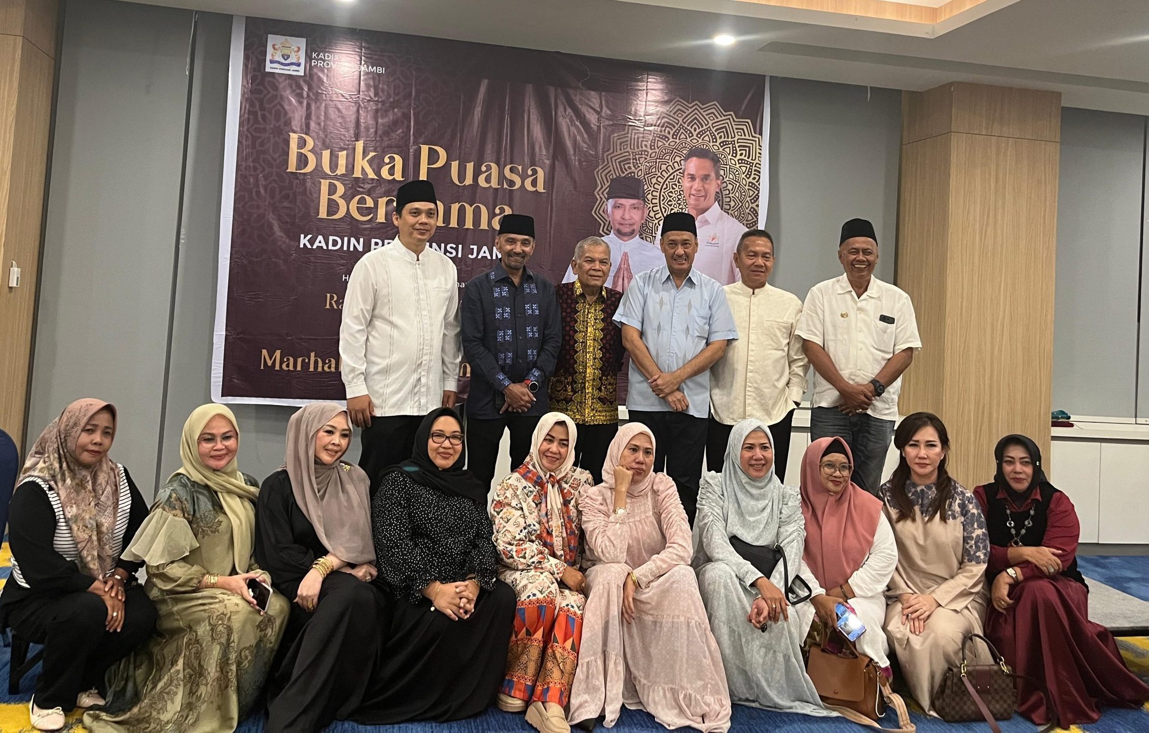 Ketua Kadin Jambi bersama pengurus berpose bersama