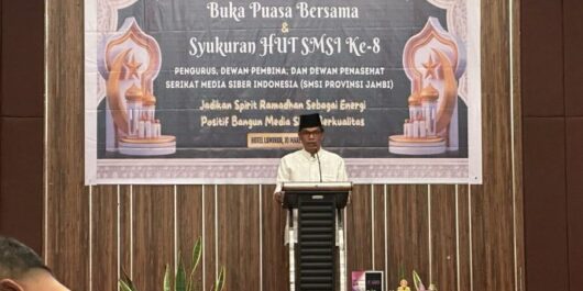 Mukhtadi Putranusa, Ketua SMSI Jambi memberikan sambutan pada buka puasa dan HUt SMSI ke-8